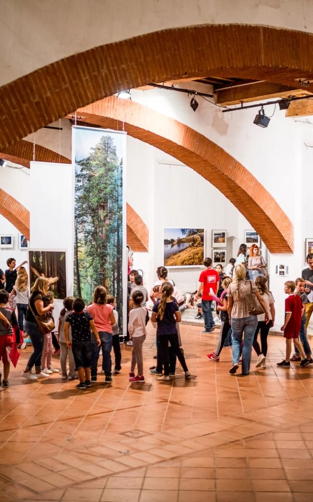 Visiteurs découvrant une exposition de photographies lors du festival Visa pour l’Image à Perpignan.